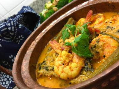 Curried shrimp with spicy tomato and yogurt sauce  Recipe 